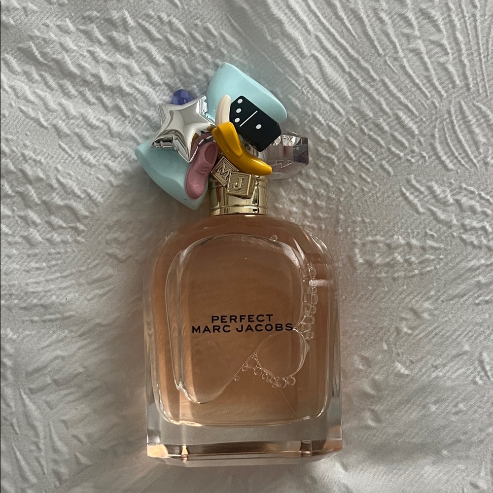 Marc Jacobs Perfect with Colorful Cap